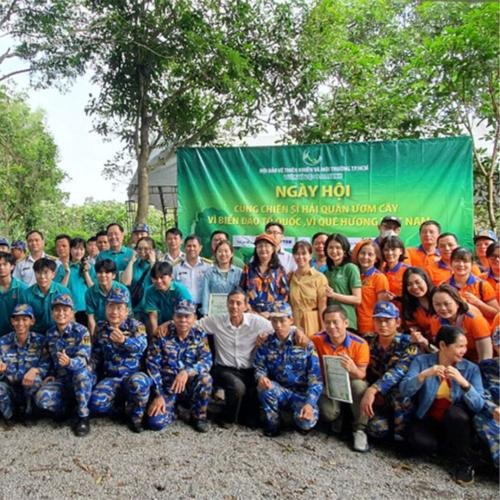 Chiến Sĩ Hải Quân Ươm Cây Vì Biển Đảo Tổ Quốc